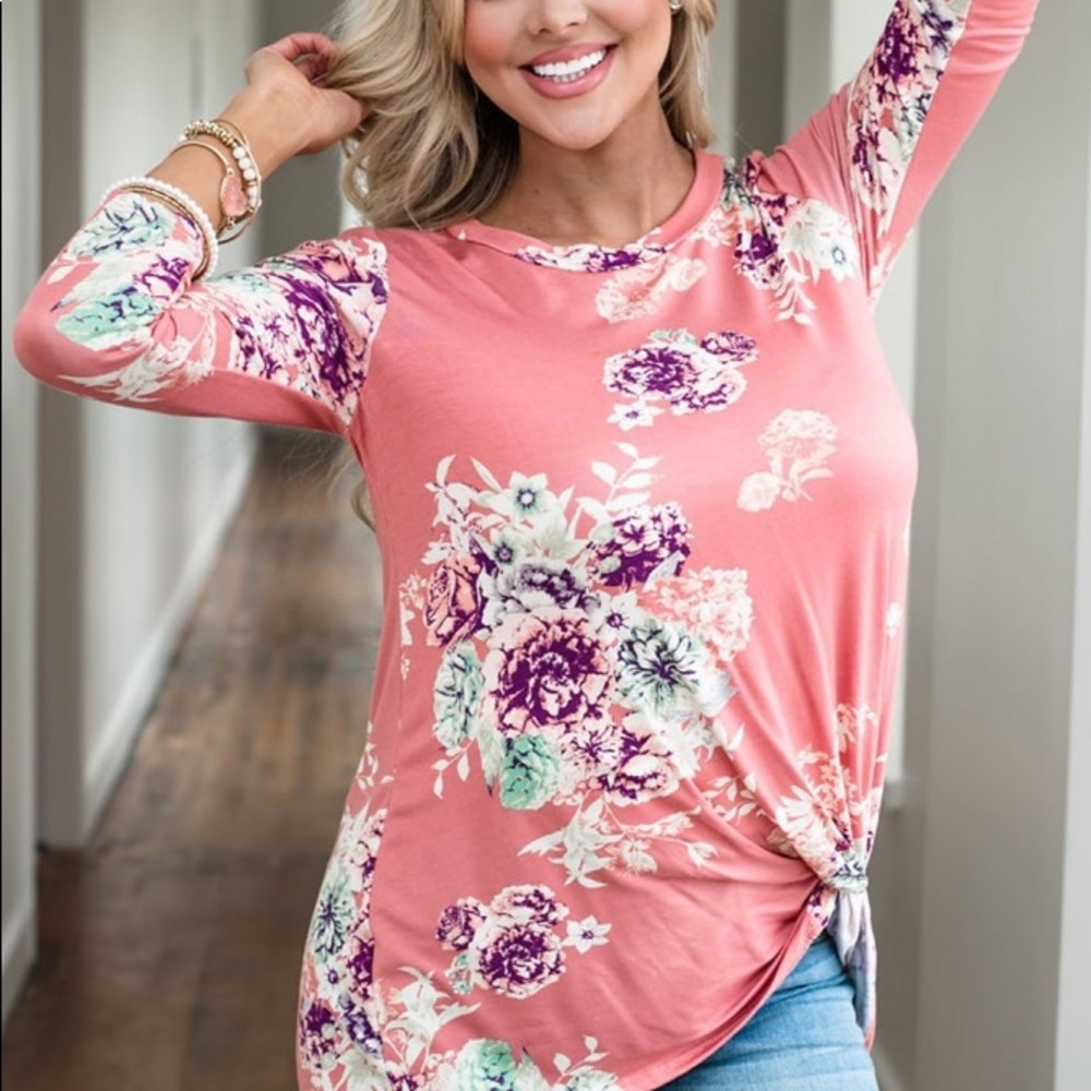Pink 3/4 sleeve knotted floral top 🌸